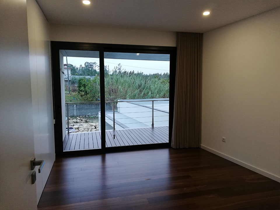 Aplicação de cortinas em moradia