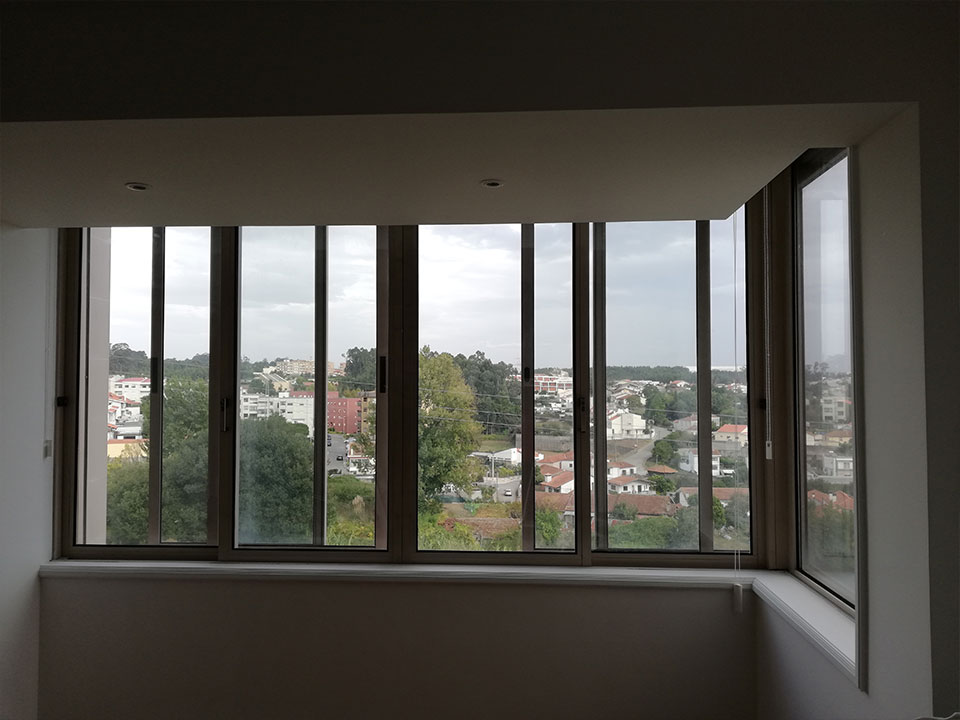 Aplicação de cortinas e blackout em edifício residencial