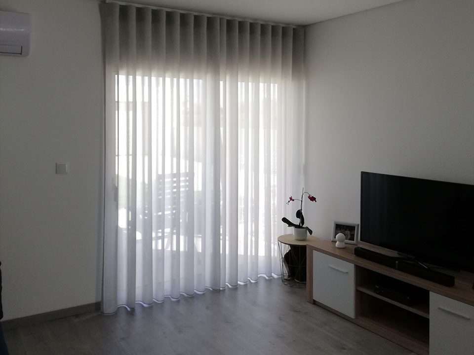 Aplicação de cortina em moradia