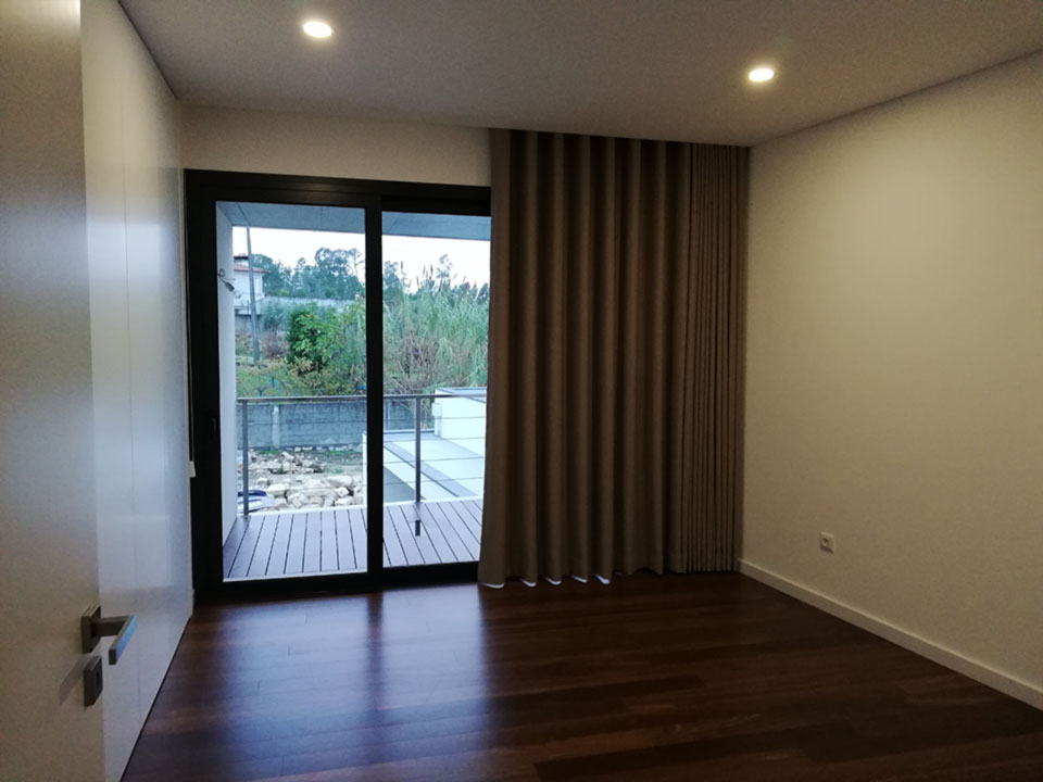 Aplicação de cortinas em moradia