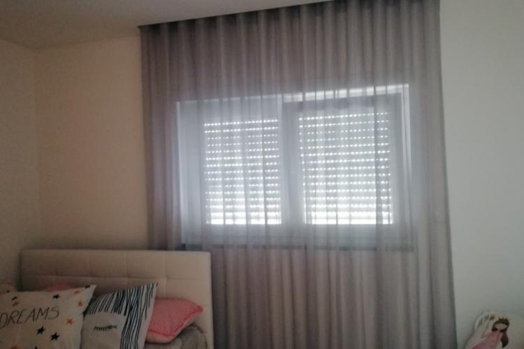Aplicação de cortina em quarto de criança