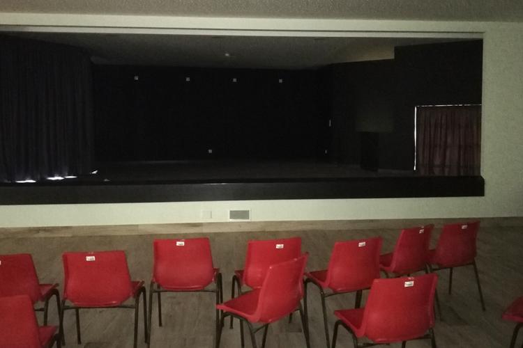 Aplicação de cortina em auditório