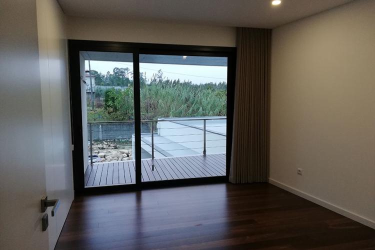 Aplicação de cortinas em moradia