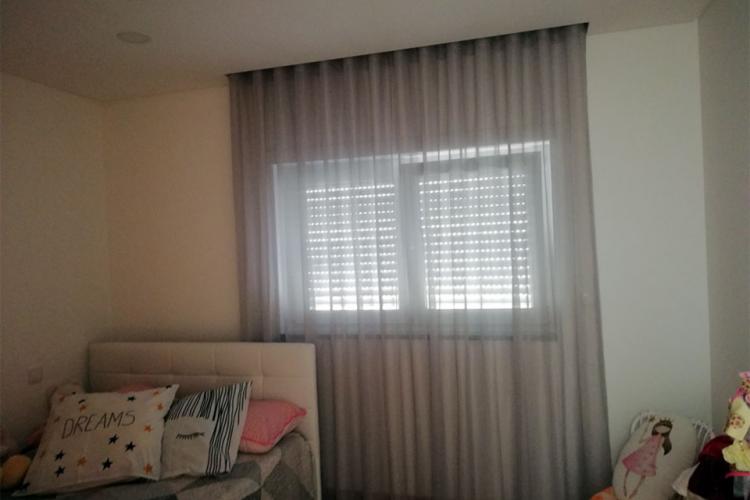 Aplicação de cortina em quarto infantil
