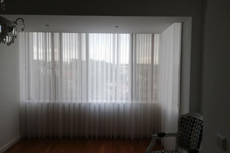 Aplicação de cortinas e blackout em edifício residencial