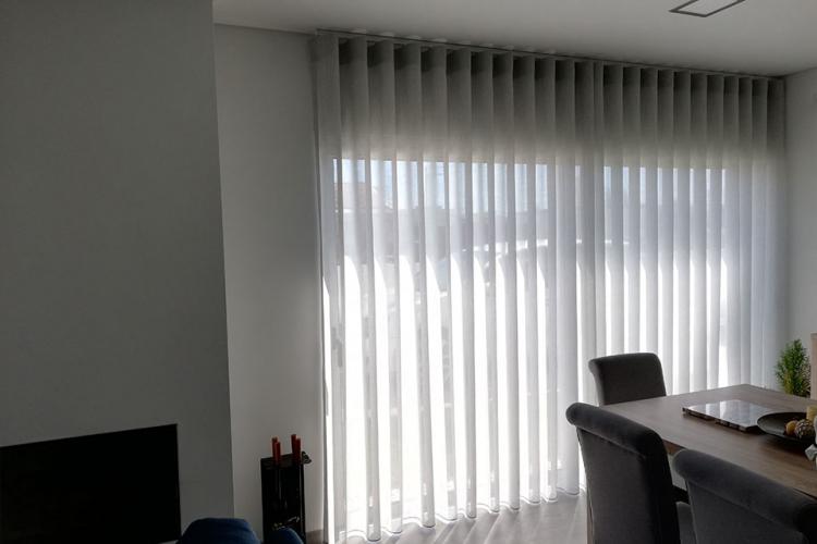Aplicação de cortina em moradia